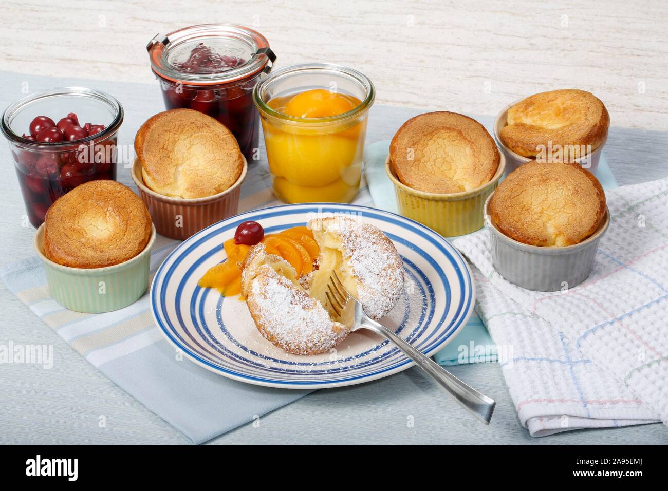 Sveva, dessert Pfitzauf con glassa di zucchero e frutta sciroppata, di ciliegie, di pesche, conserve, teglie, la piastra forcella, Germania Foto Stock