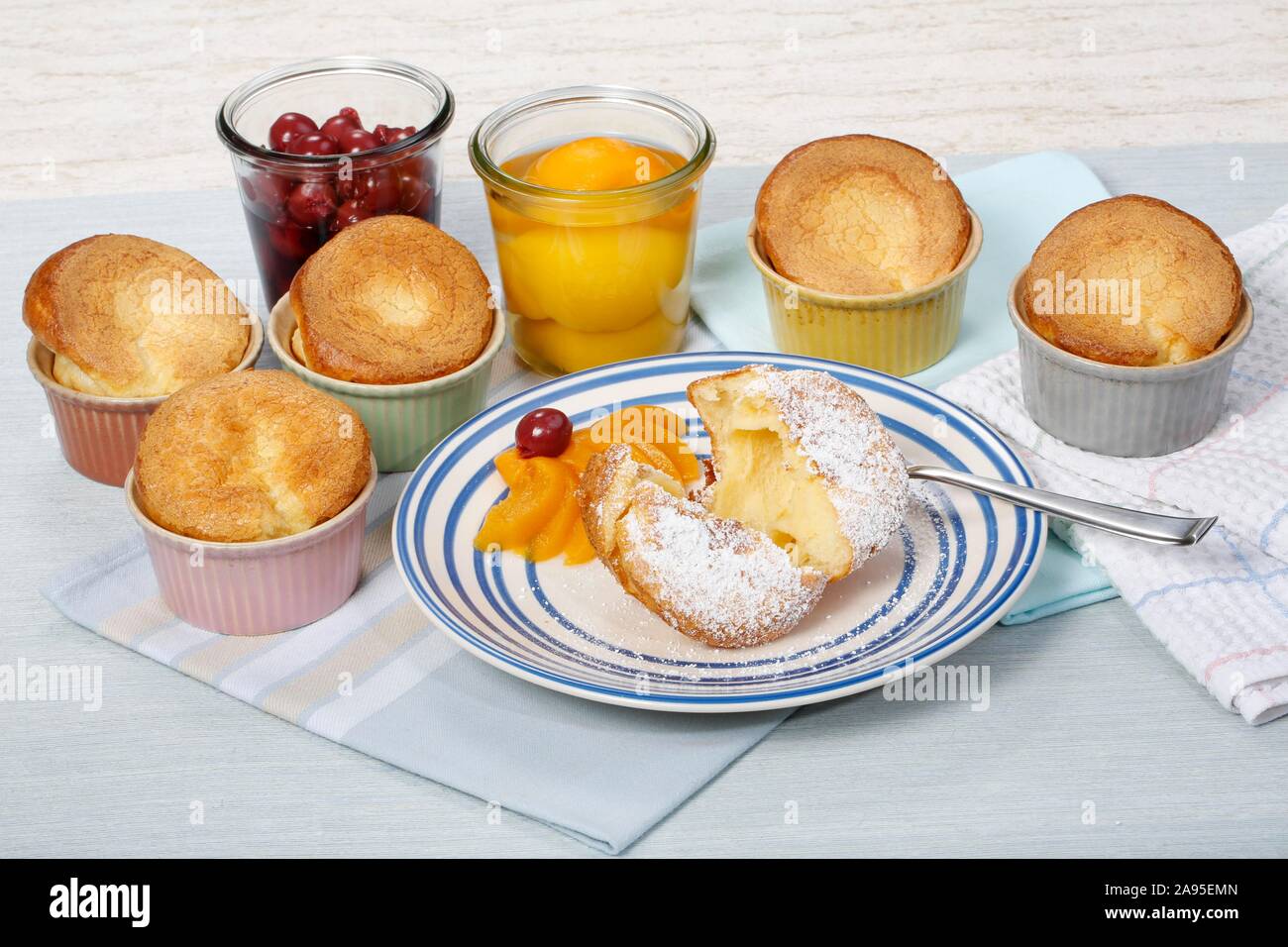 Sveva, dessert Pfitzauf con glassa di zucchero e frutta sciroppata, di ciliegie, di pesche, conserve, teglie, la piastra forcella, Germania Foto Stock