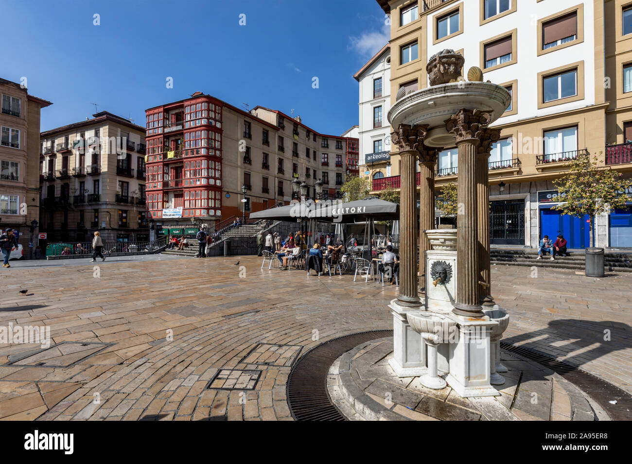 Ornano la Fontana di acqua nella Miguel Unamuno Plaza, una piazza nel Casco Viejo (città vecchia) di Bilbao Biscay, Paesi Baschi Foto Stock