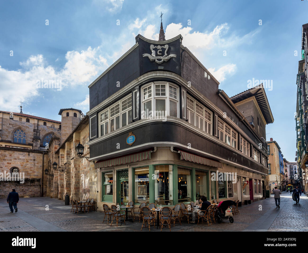 Città vecchia di Bilbao, con un ristorante di tapas in primo piano e la cattedrale in background. Bilbao, Spagna Foto Stock