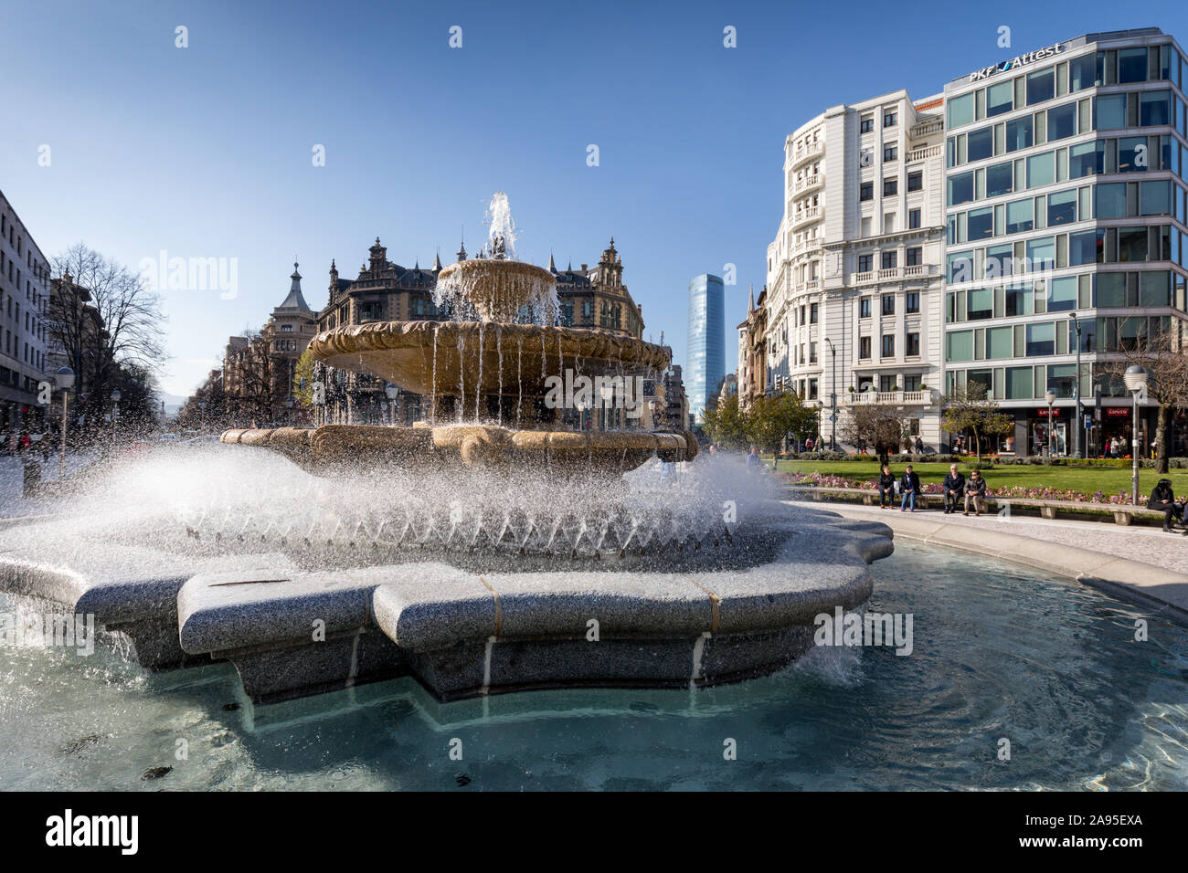 Fontana di acqua alla Plaza de Federico Moyúa o la piazza ellittica, fu costruito nei primi anni quaranta dell'architetto Jose Luis. Bilbao, Spagna. Foto Stock