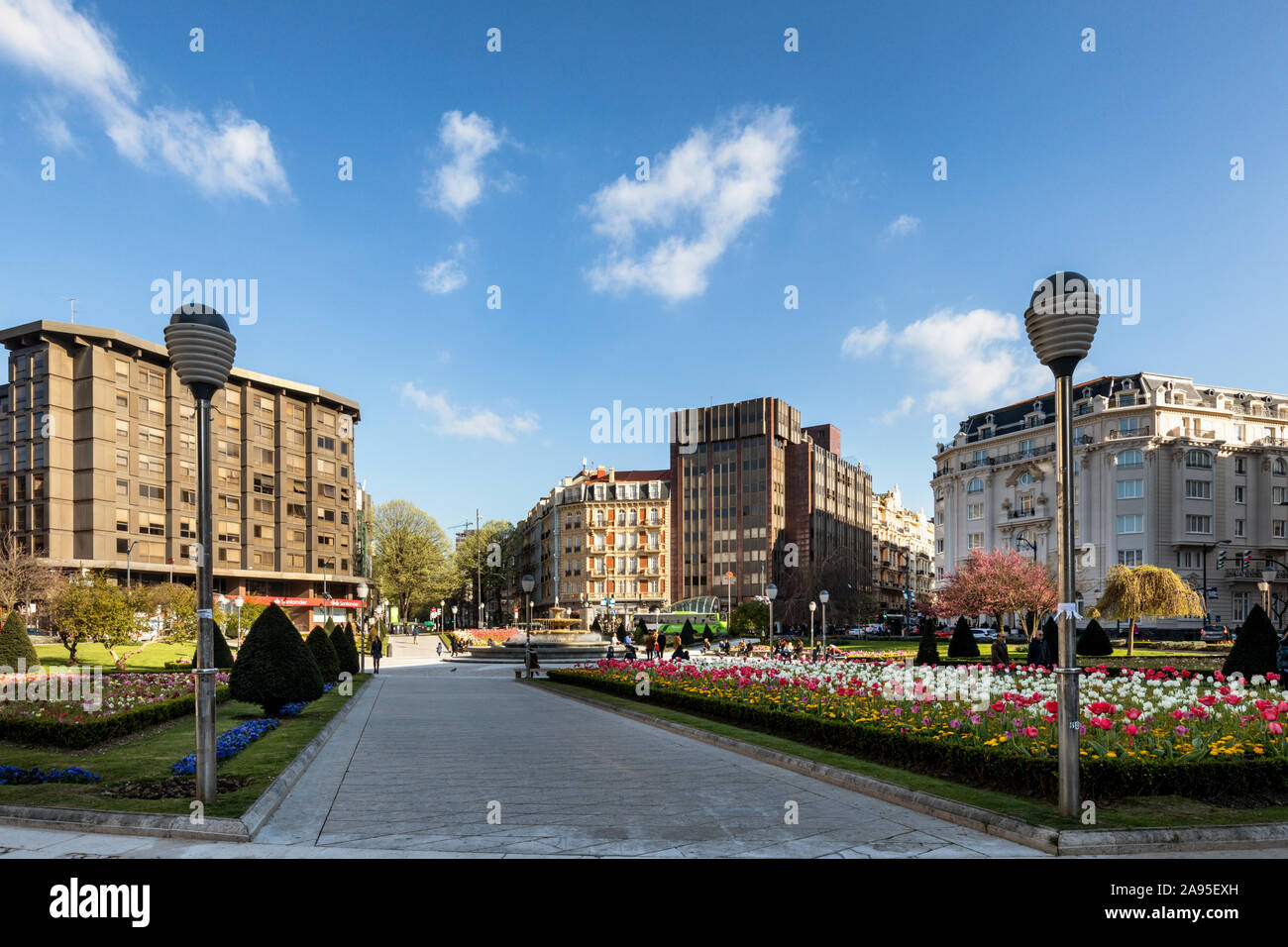 La Plaza de Federico Moyúa o la piazza ellittica, come è noto dalle persone di Bilbao, fu costruito nei primi anni quaranta dell'architetto Jose Luis. Foto Stock