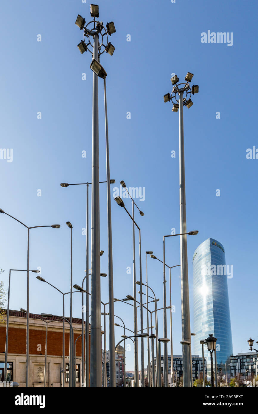 Un sacco di luci di strada nel centro di Bilbao, Paesi Baschi Foto Stock