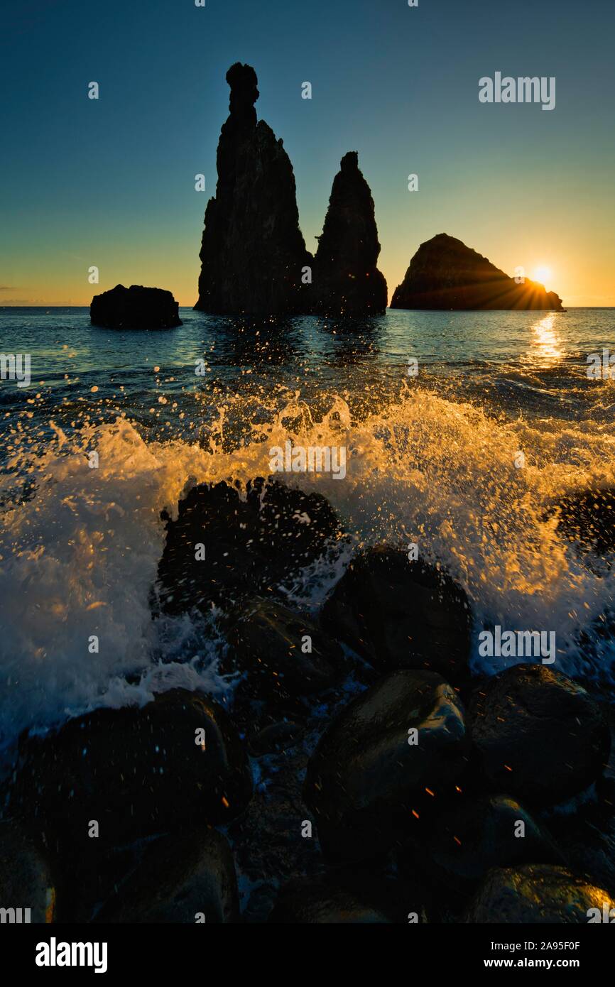 La roccia vulcanica formazione Ilheus da costola, ripida costa di Ribeira de Janela, anche Ribeira da Janela, sunrise, Porto Moniz, Madeira, Portogallo Foto Stock