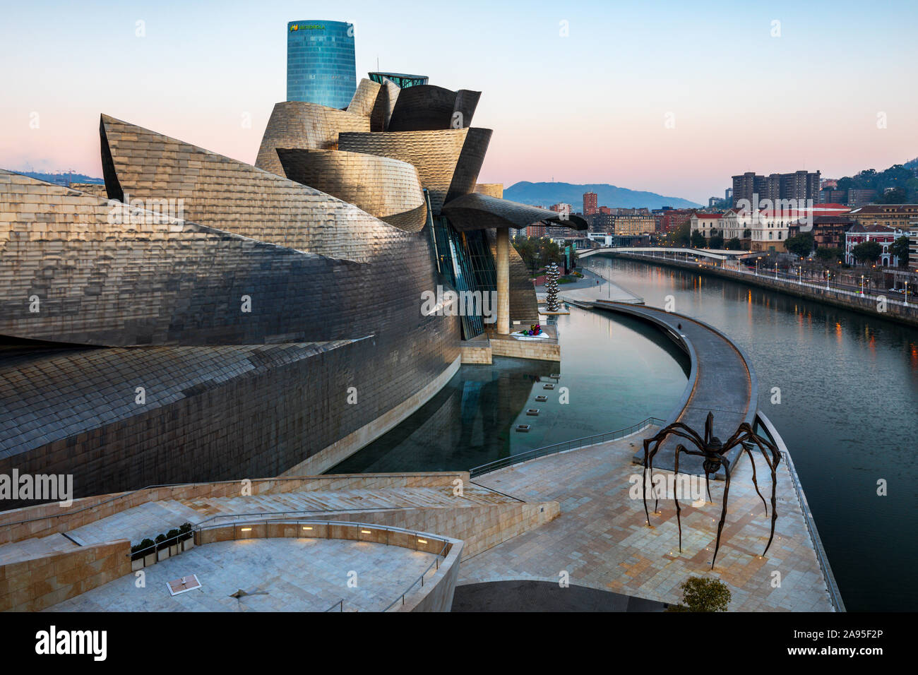 Dawn al museo Guggenheim progettato da architetto Frank Gehry, Nervión River, Bilbao,Biscaglia, Spagna, paese basco. Foto Stock