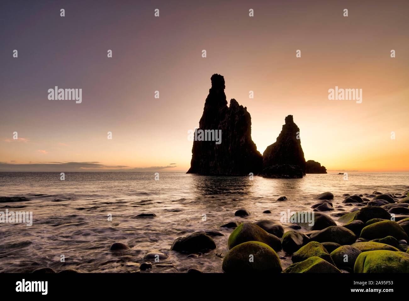 La roccia vulcanica formazione Ilheus da costola, ripida costa di Ribeira de Janela, anche Ribeira da Janela, sunrise, Porto Moniz, isola di Madeira, Portogallo Foto Stock