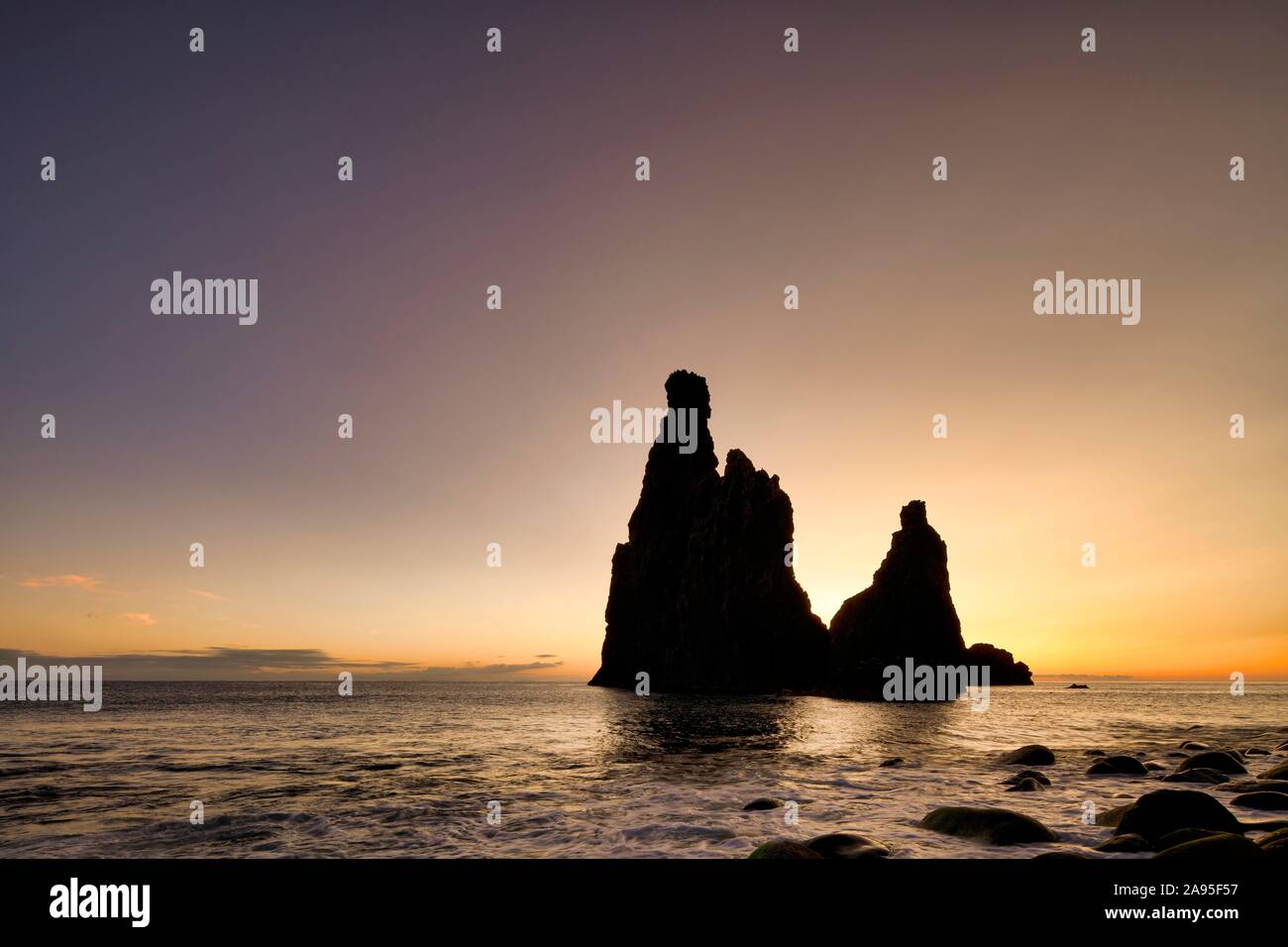 La roccia vulcanica formazione Ilheus da costola, ripida costa di Ribeira de Janela, anche Ribeira da Janela, sunrise, Porto Moniz, isola di Madeira, Portogallo Foto Stock