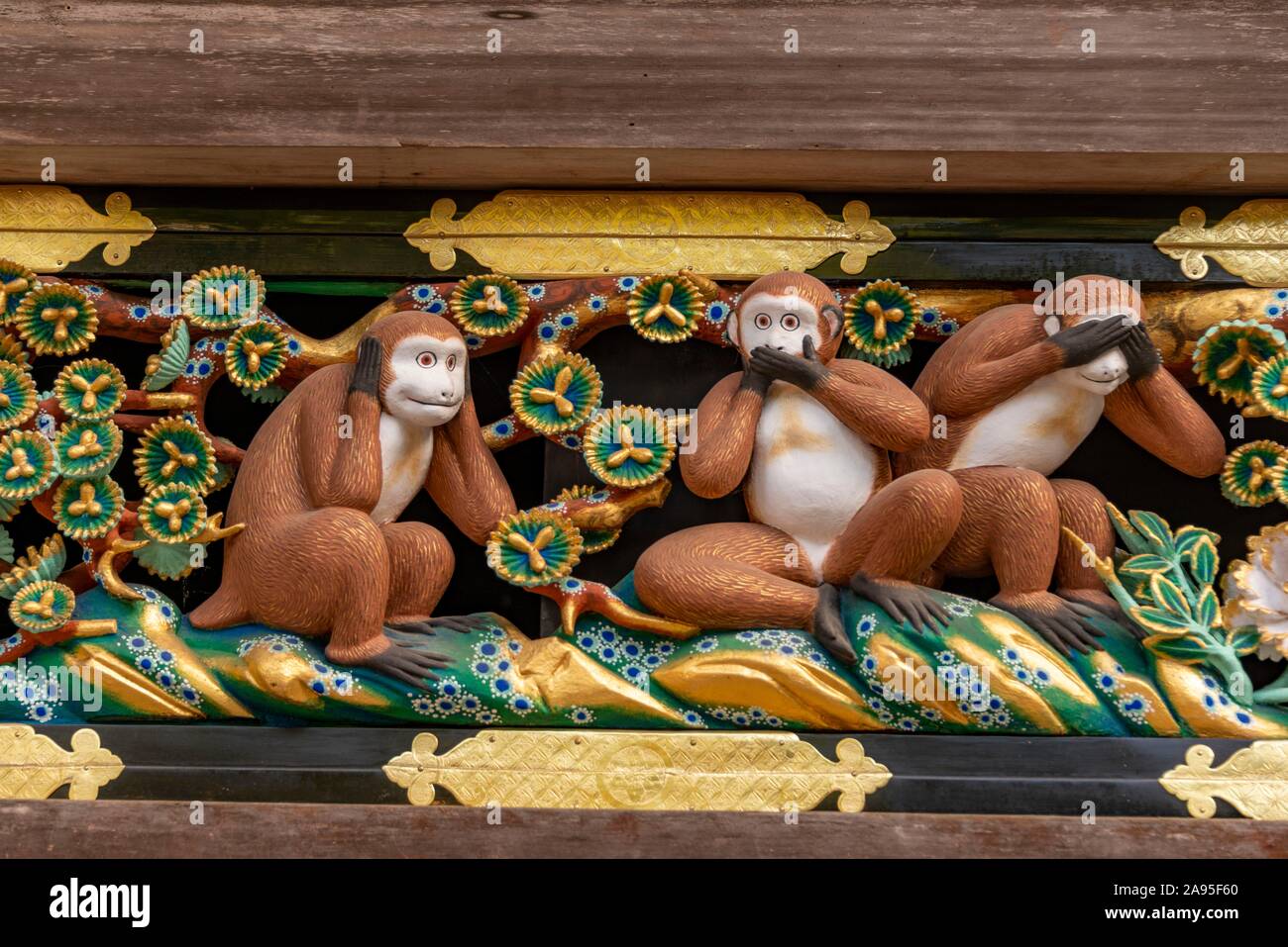 Il carving delle tre scimmie sulla facciata del santo stabile, Nikko Toshogu o Tosho-gu, Shinkyusha, sacrario scintoista, Nikko, Giappone Foto Stock