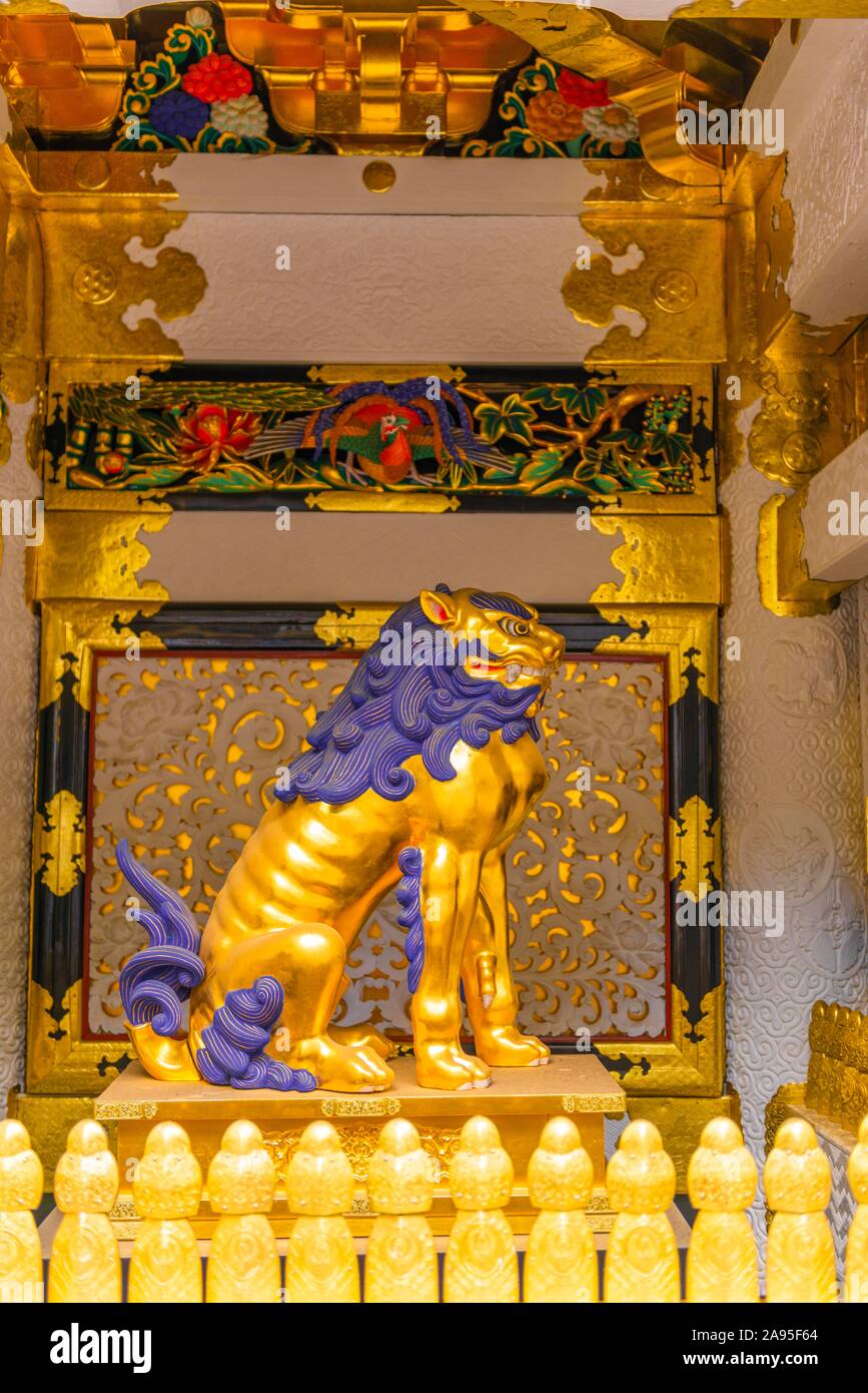 Custode statua al golden decorate la Porta Yomeimon, Tosho-gu il Sacrario, santuari e tempio di Nikko, Nikko, Giappone Foto Stock