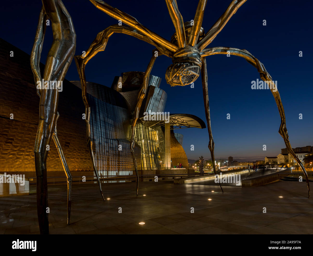 Maman spider scultura dell'artista Louise Bourgeois al di fuori degli illuminati Museo Guggenheim a sera, Nervión River, Bilbao, Paesi Baschi Foto Stock