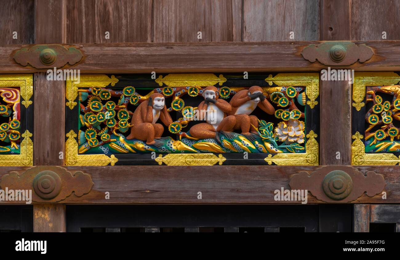 Il carving delle tre scimmie sulla facciata del santo stabile, Nikko Toshogu o Tosho-gu, Shinkyusha, sacrario scintoista, Nikko, Giappone Foto Stock
