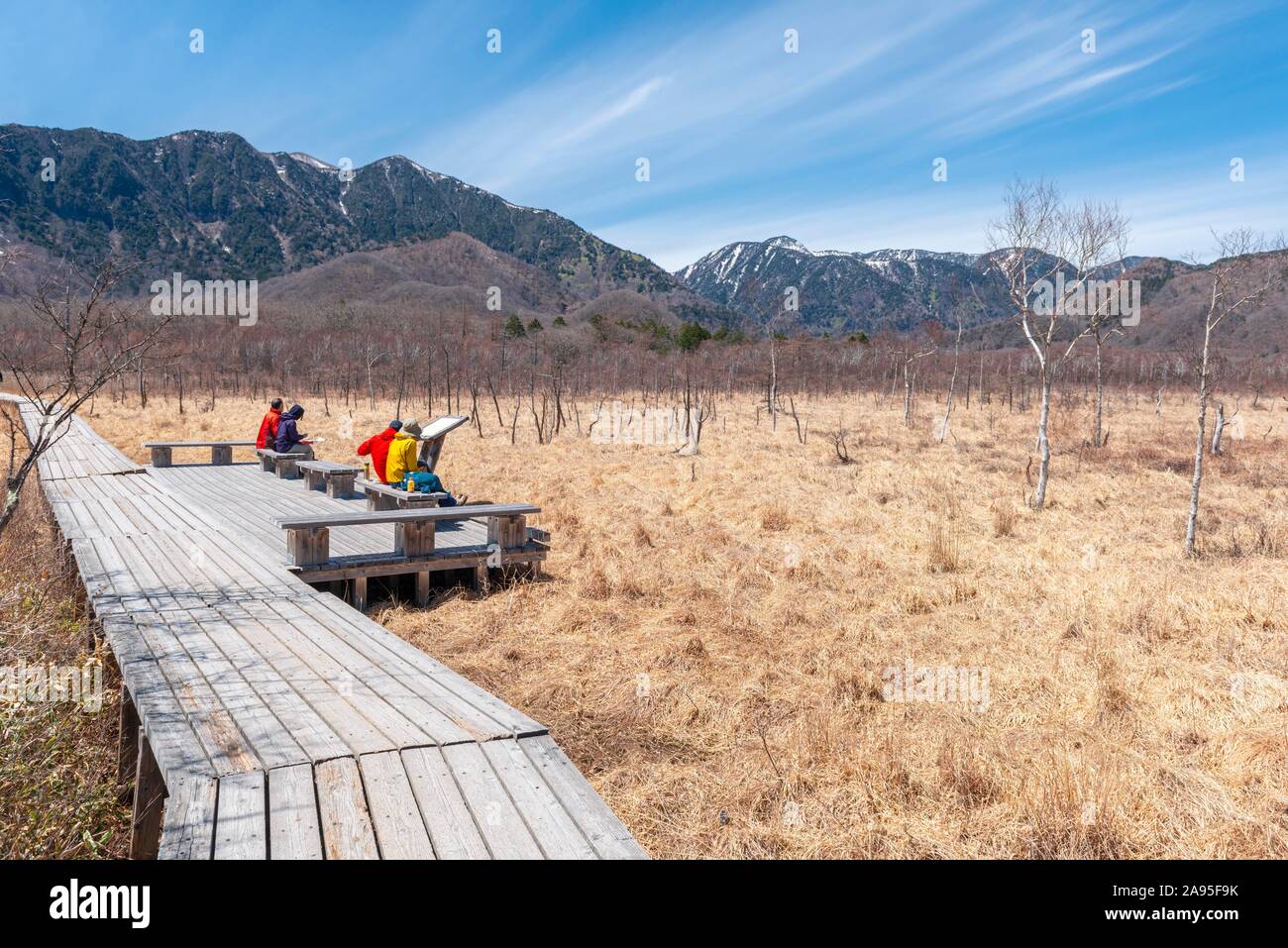 Il riposo escursionisti lungo il sentiero escursionistico attraverso il Senjogahara Marsh, Parco Nazionale di Nikko, Nikko, Prefettura di Tochigi, Giappone Foto Stock