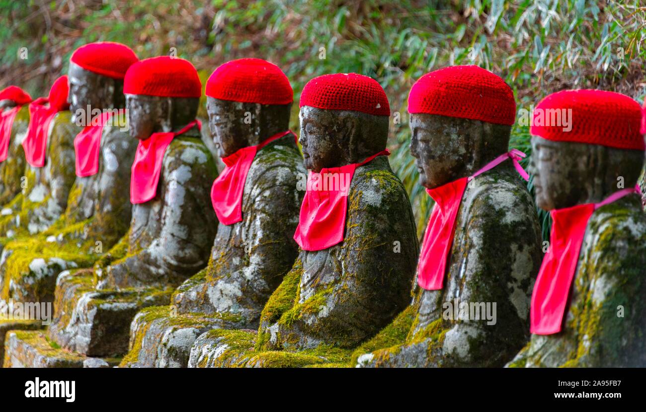 Jizo statue con cappucci rossi, divinità protettiva per bambini deceduti, Kanmangafuchi abisso, Nikko, Giappone Foto Stock