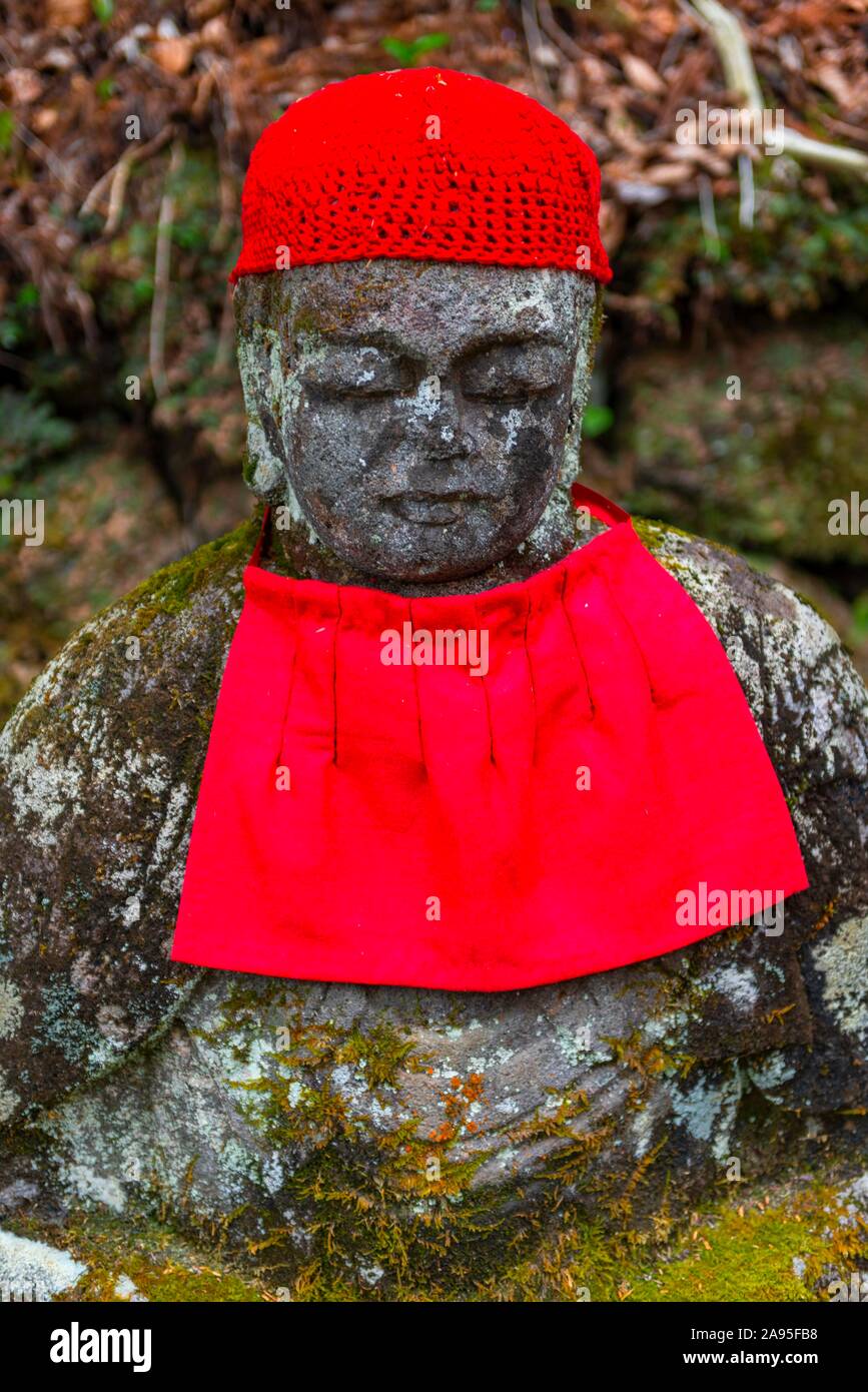 Jizo statue con cappucci rossi, divinità protettiva per bambini deceduti, Kanmangafuchi abisso, Nikko, Giappone Foto Stock