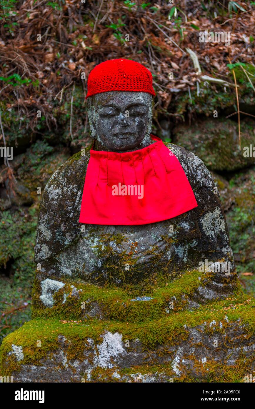 Jizo statue con cappucci rossi, divinità protettiva per bambini deceduti, Kanmangafuchi abisso, Nikko, Giappone Foto Stock