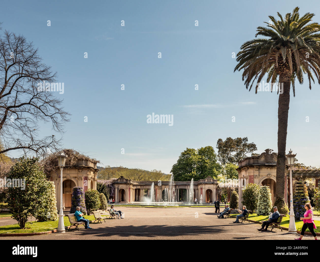 Padiglione e fontana nel parco Doña Casilda Iturrizar parco, noto anche come "Parque de los Patos', un parco urbano creato nel 1907 a Bilbao, Spagna. Foto Stock