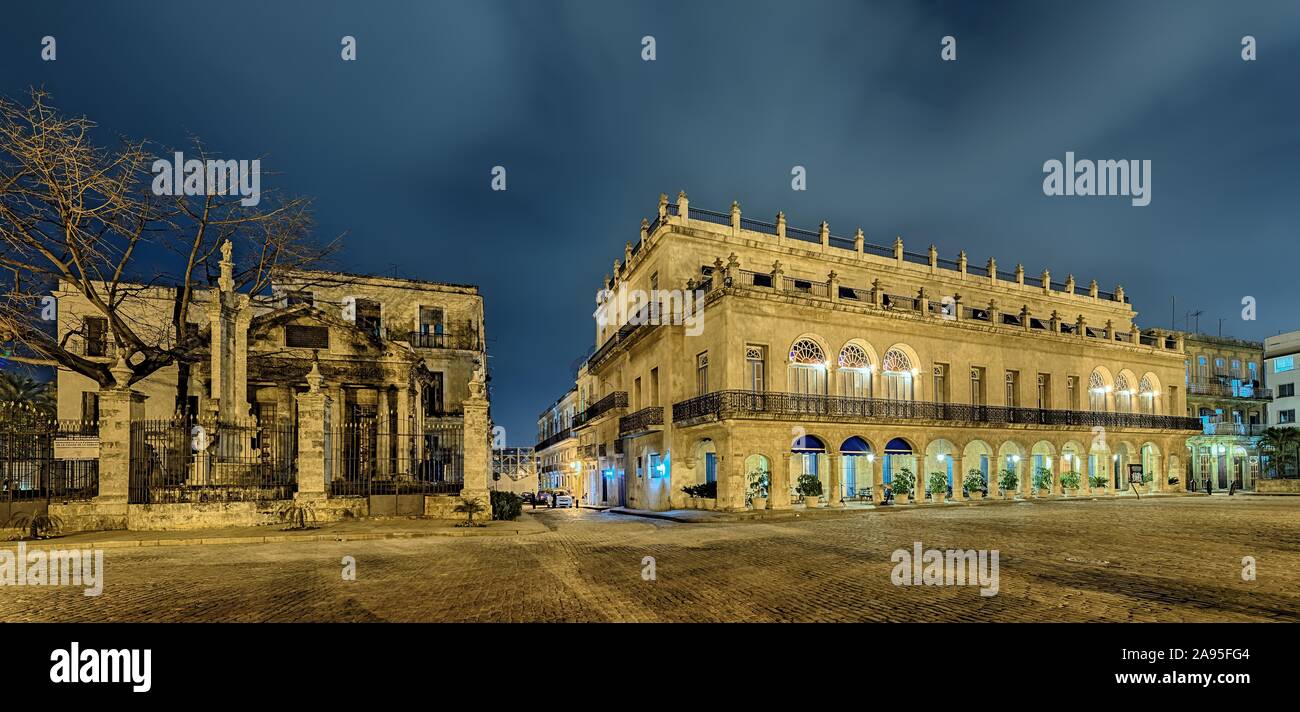 Plaza de Armas con Hotel Santa Isabel di notte, Havana, Cuba Foto Stock