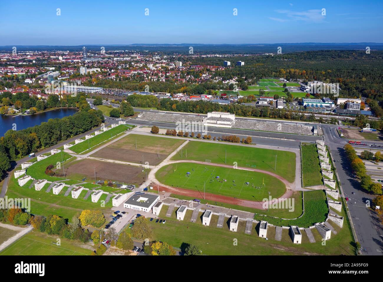 Campo di Zeppelin, dietro Zeppelin cavalletto principale, il partito nazista rally motivi del NSDAP, Norimberga, Media Franconia, Franconia, Baviera, Germania Foto Stock
