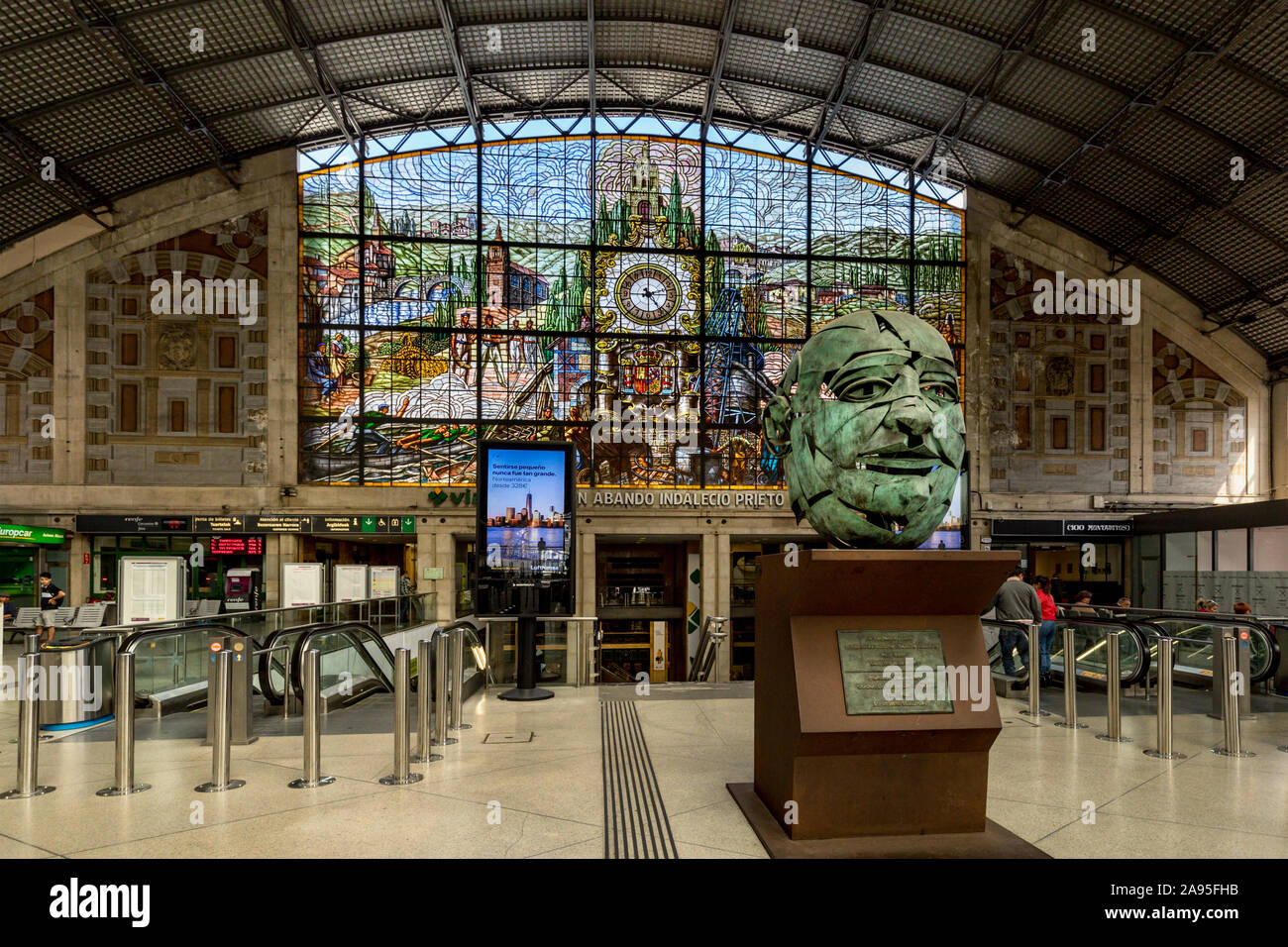 La scultura e la coloratissima vetrata, Bilbao-Abando Stazione ferroviaria ,Paese Basco, Bilbao,Spagna Foto Stock