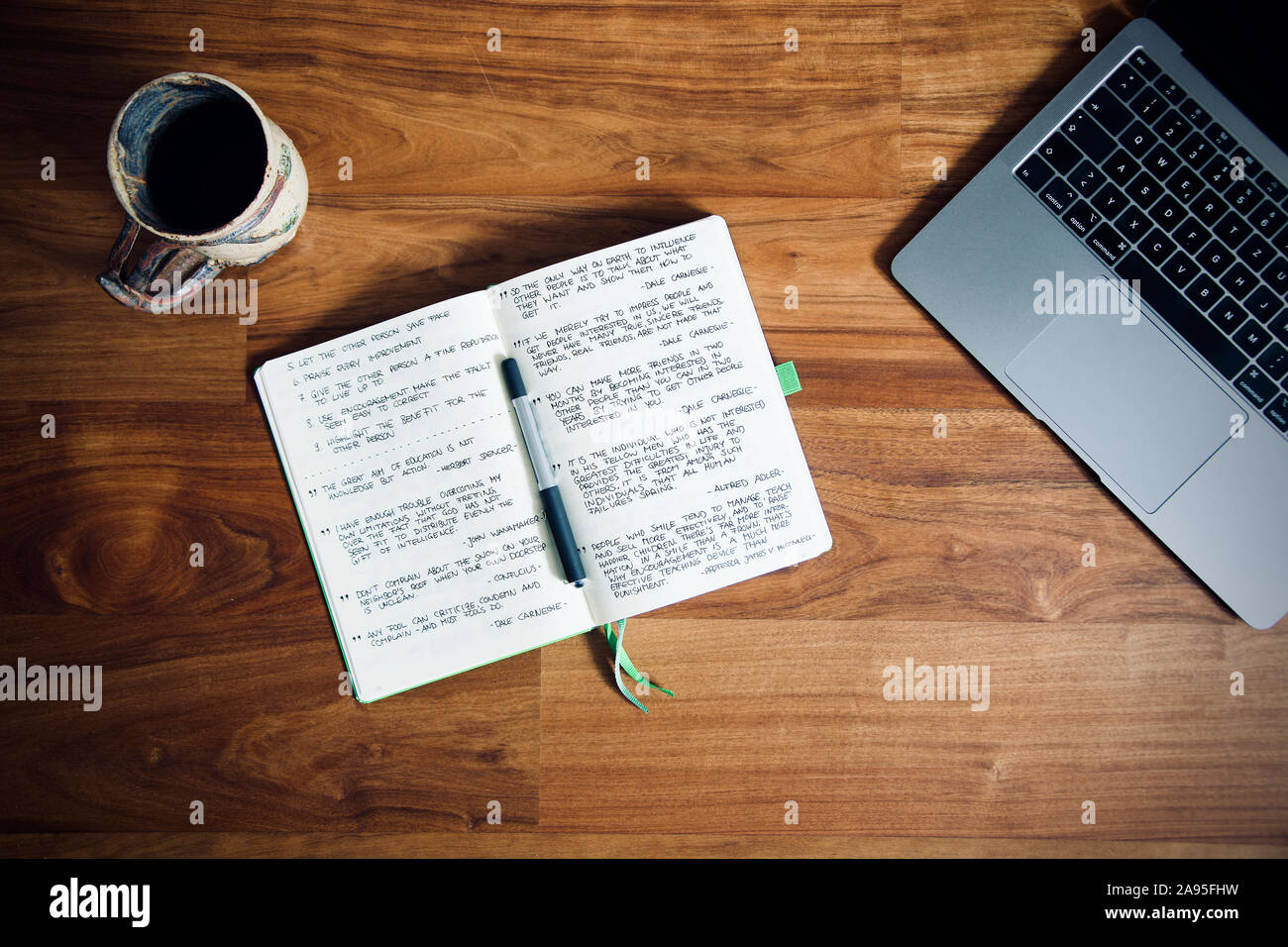 Notebook su scrivania in legno con il computer portatile Foto Stock