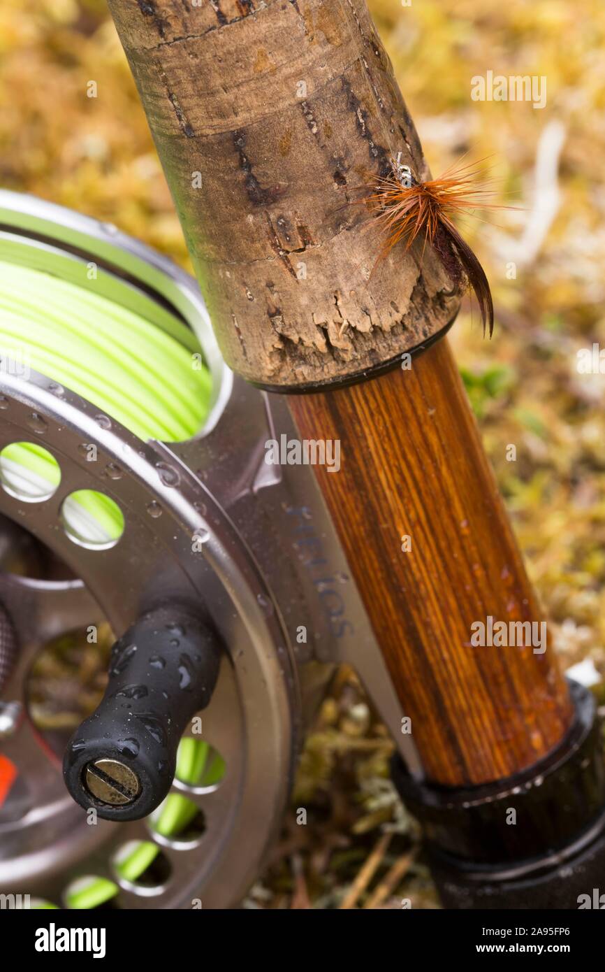 Dettaglio di una canna da pesca a mosca con bobina, maniglia e piccolo fly, Harjedalen, Svezia Foto Stock