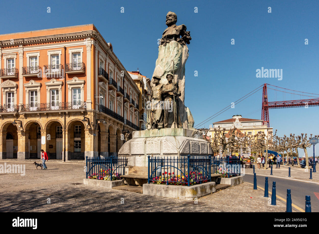 Monumento a Vittorio Chavarri nella piazza El solare, con il Ponte di Vizcaya in background, Portugalete, Bilbao, Spagna Foto Stock
