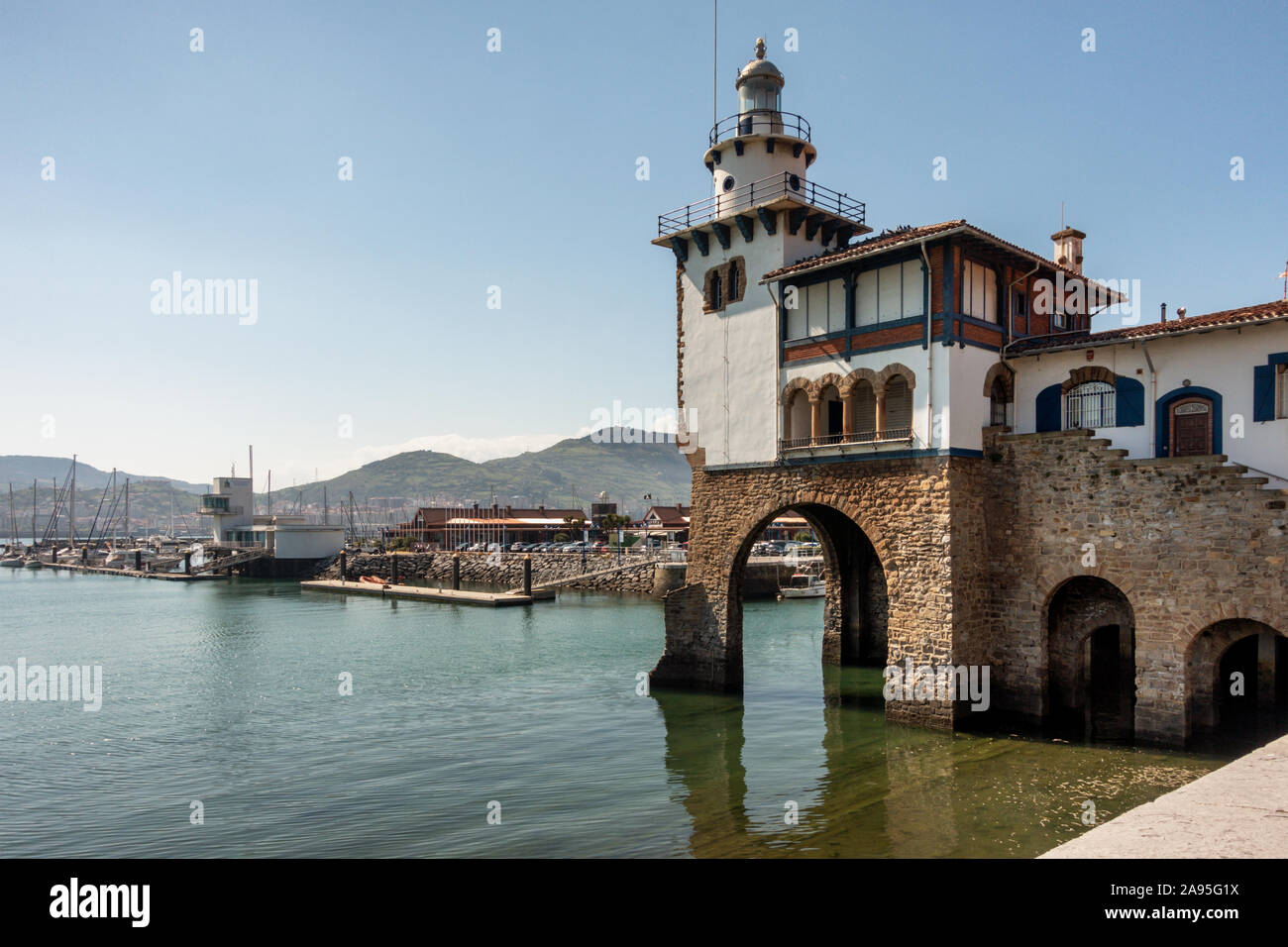 Faro Arriluze, Cruz Roja Uribe Aldea, (croce rossa centro di salvataggio), Getxo Harbour, Paese Basco, vicino a Bilbao, Spagna Foto Stock