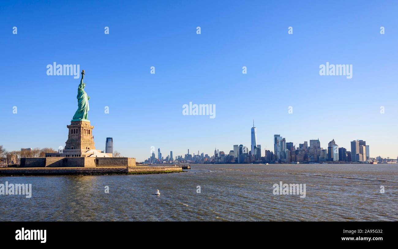 Statua della Libertà nella parte anteriore dello skyline di Manhattan, Statua della Libertà monumento nazionale, Liberty Island, New York City, nello Stato di New York, Stati Uniti d'America Foto Stock