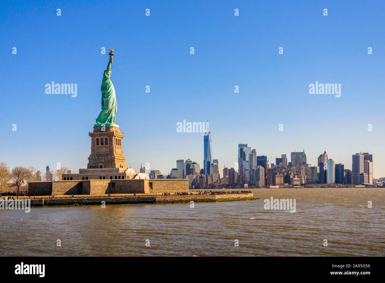 Statua della Libertà nella parte anteriore dello skyline di Manhattan, Statua della Libertà monumento nazionale, Liberty Island, New York City, nello Stato di New York, Stati Uniti d'America Foto Stock