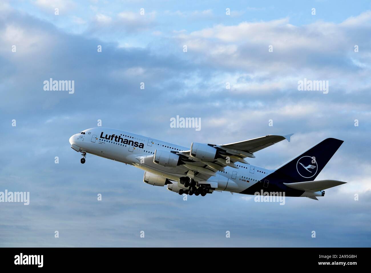 A380 Start, Lufthansa Airbus A380-800, Aeroporto di Monaco di Baviera, Baviera, Baviera, Germania Foto Stock