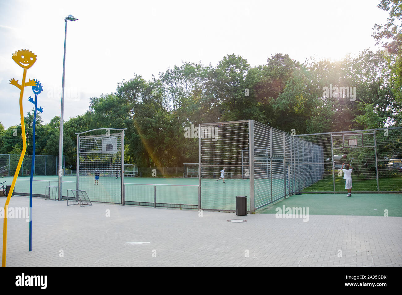 Fußballplatz Bollzplatz Foto Stock