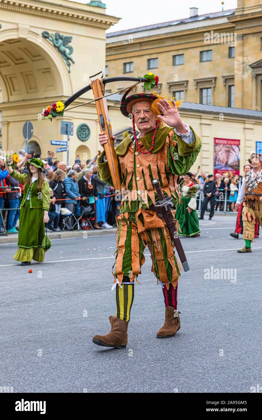 Crossbow archer in divisa storica, tiro e la tradizionale sfilata in costume durante l'Oktoberfest a Monaco di Baviera, Baviera, Baviera Germania Foto Stock