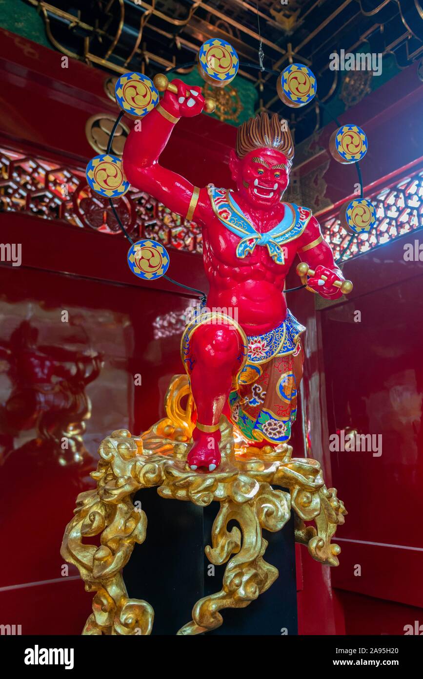 Custode figura, divinità Shintoista, Nikkozan Tempio Rinnoji, Tempio buddista, santuari e templi di Nikko, Nikko, Giappone Foto Stock