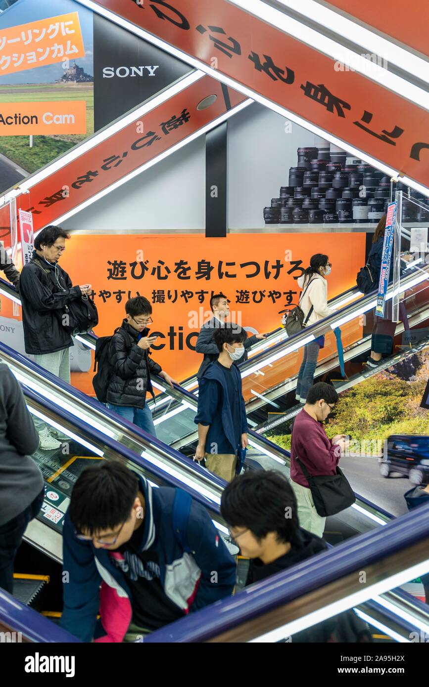Scale mobili in un negozio, fotocamera Yodobashi AKIBA multimediale, Akihabara Electric City, Tokyo, Giappone Foto Stock