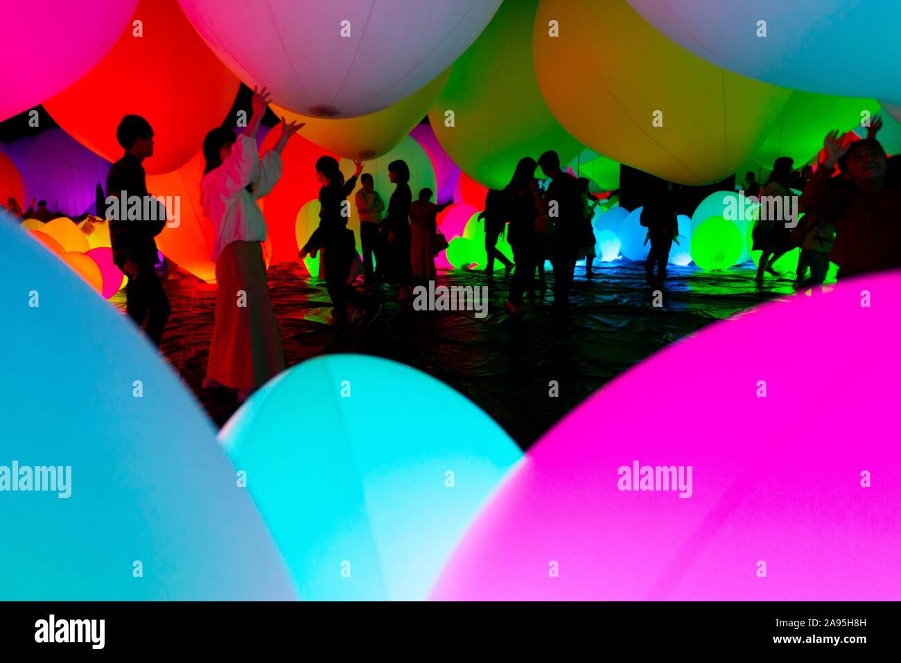 Sihouetten dai visitatori, installazione luce illuminata con sfere, mostra al Digital Art Museum, Epson TeamLab Borderless, Odaiba, presso Tokyo Foto Stock