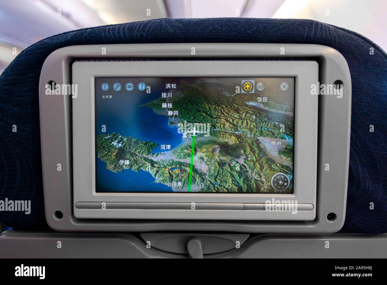Schermata con visualizzazione della posizione di volo oltre il Giappone a sedile in aereo, vista interna, Giappone Foto Stock