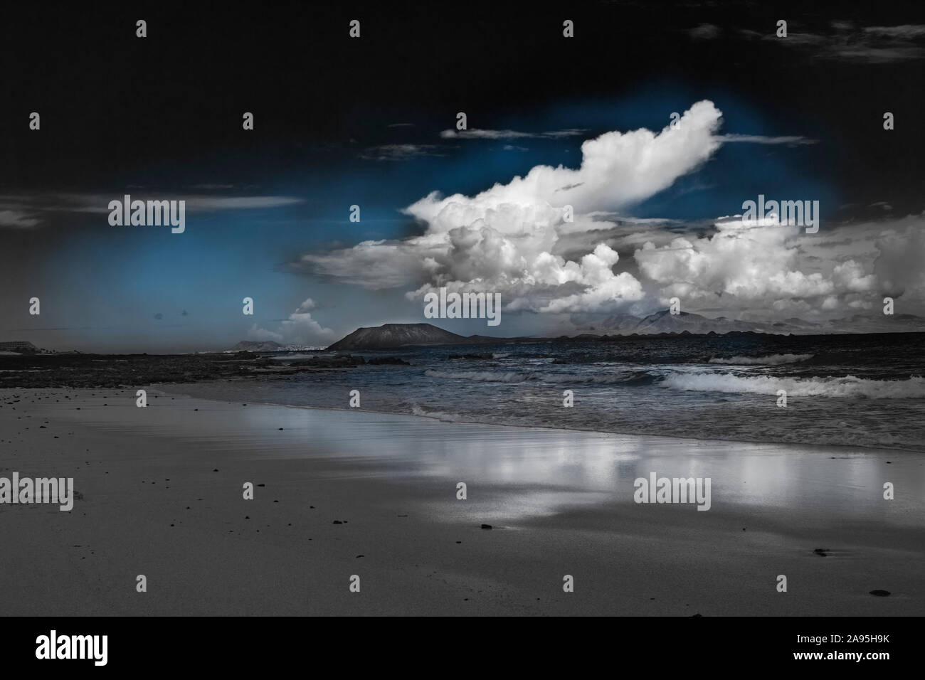 Cloads su Isola di Lobos visto dalla spiaggia nel Parco Naturale di Corralejo Fuerteventura,La Oliva,Isole Canarie,Spagna Foto Stock