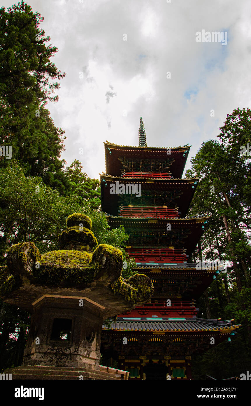 Cinque piani pagoda e Torii gate in Nikko, Giappone Foto Stock