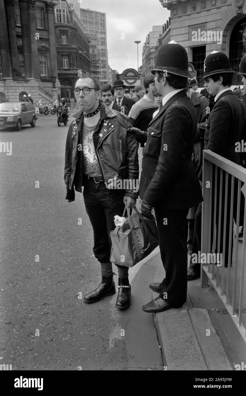 Punk fashion victim anni ottanta UK, alla prima fermata della City di Londra dimostrazione 27 settembre 1984. Anti capitalismo protesta contro i banchieri degli anni ottanta in Inghilterra. HOMER SYKES Foto Stock