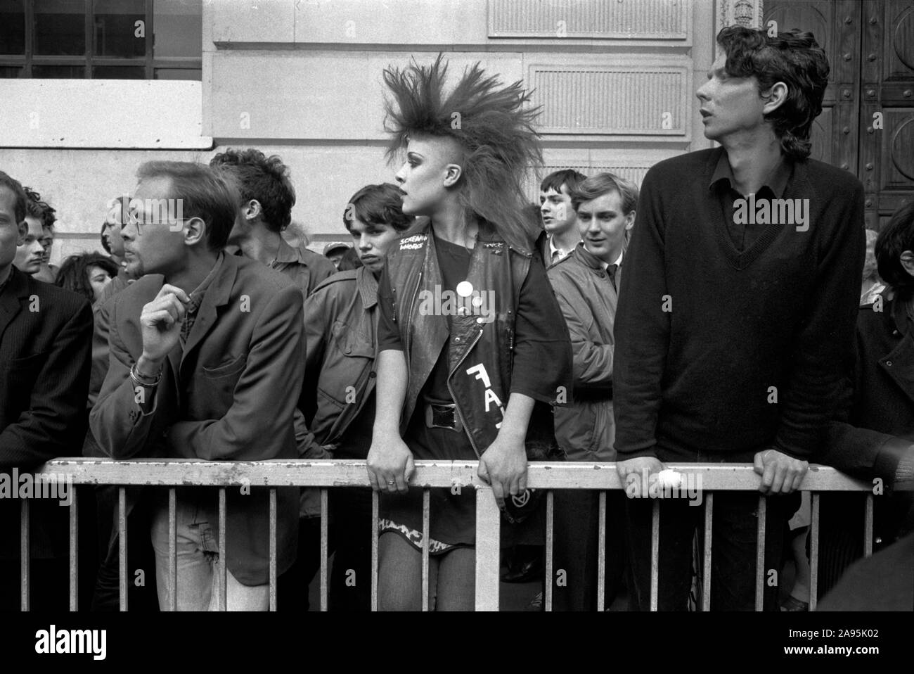Punk girl teen anni ottanta a fermare la City di Londra dimostrazione REGNO UNITO 27 settembre 1984. Anti capitalismo protesta contro i banchieri 80s in Inghilterra. HOMER SYKES Foto Stock
