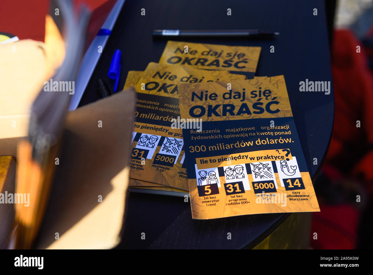 Varsavia, Polonia. Xi Nov, 2019. Volantini di informazione circa il diritto civico proposta chiamato STOP 447 durante la 101st celebrazioni del giorno dell'indipendenza.Nel maggio 2018 una legge degli Stati Uniti denominato atto 447 era stato approvato sulla restituzione della proprietà ebraica sequestrati durante o dopo la Seconda Guerra Mondiale. Il polacco di estrema destra raccogliere firme per presentare un diritto civico proposta contro atto 447 che potrebbe risultare in impegnativo tanto quanto $ 300 miliardi di euro a titolo di compensazione. Credito: Omar Marques/SOPA Immagini/ZUMA filo/Alamy Live News Foto Stock