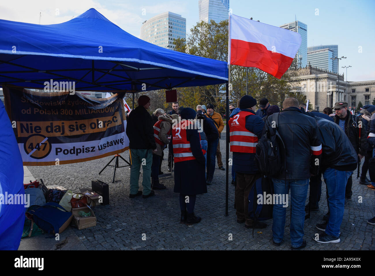 Varsavia, Polonia. Xi Nov, 2019. I cittadini polacchi coda per firmare il diritto civico proposta chiamato STOP 447 durante la 101st celebrazioni del giorno dell'indipendenza.Nel maggio 2018 una legge degli Stati Uniti denominato atto 447 era stato approvato sulla restituzione della proprietà ebraica sequestrati durante o dopo la Seconda Guerra Mondiale. Il polacco di estrema destra raccogliere firme per presentare un diritto civico proposta contro atto 447 che potrebbe risultare in impegnativo tanto quanto $ 300 miliardi di euro a titolo di compensazione. Credito: Omar Marques/SOPA Immagini/ZUMA filo/Alamy Live News Foto Stock
