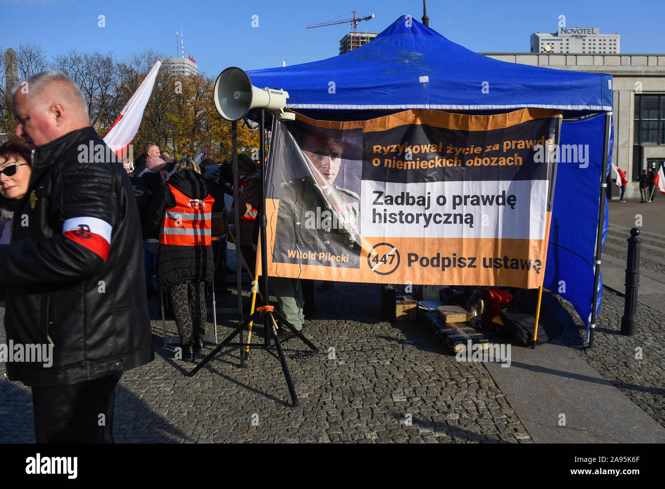 Varsavia, Polonia. Xi Nov, 2019. I cittadini polacchi coda per firmare il diritto civico proposta chiamato STOP 447 durante la 101st celebrazioni del giorno dell'indipendenza.Nel maggio 2018 una legge degli Stati Uniti denominato atto 447 era stato approvato sulla restituzione della proprietà ebraica sequestrati durante o dopo la Seconda Guerra Mondiale. Il polacco di estrema destra raccogliere firme per presentare un diritto civico proposta contro atto 447 che potrebbe risultare in impegnativo tanto quanto $ 300 miliardi di euro a titolo di compensazione. Credito: Omar Marques/SOPA Immagini/ZUMA filo/Alamy Live News Foto Stock