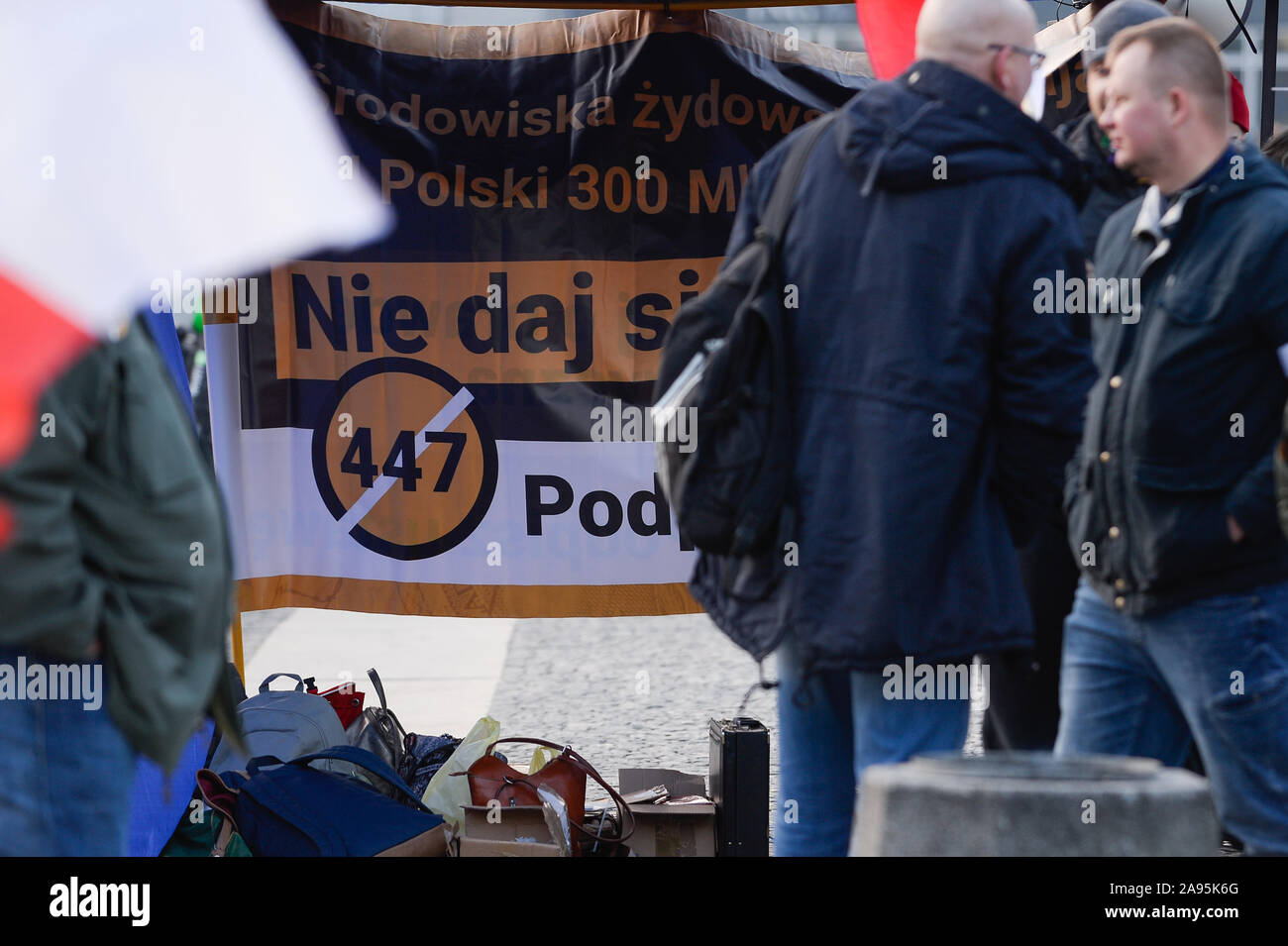 Varsavia, Polonia. Xi Nov, 2019. I cittadini polacchi coda per firmare il diritto civico proposta chiamato STOP 447 durante la 101st celebrazioni del giorno dell'indipendenza.Nel maggio 2018 una legge degli Stati Uniti denominato atto 447 era stato approvato sulla restituzione della proprietà ebraica sequestrati durante o dopo la Seconda Guerra Mondiale. Il polacco di estrema destra raccogliere firme per presentare un diritto civico proposta contro atto 447 che potrebbe risultare in impegnativo tanto quanto $ 300 miliardi di euro a titolo di compensazione. Credito: Omar Marques/SOPA Immagini/ZUMA filo/Alamy Live News Foto Stock