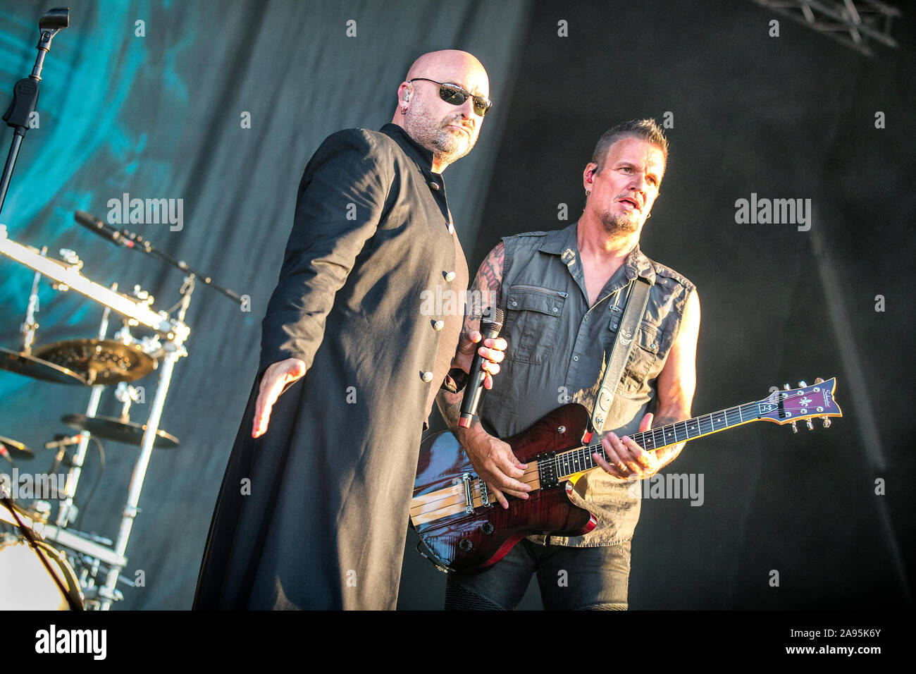 Solvesborg, Svezia. 07th, Giugno 2019. La American heavy metal band disturbato esegue un concerto dal vivo durante la Presidenza svedese music festival Sweden Rock Festival 2019. Qui il cantante David Draiman è visto dal vivo sul palco con il chitarrista Dan Donegan. (Photo credit: Gonzales foto - Terje Dokken). Foto Stock