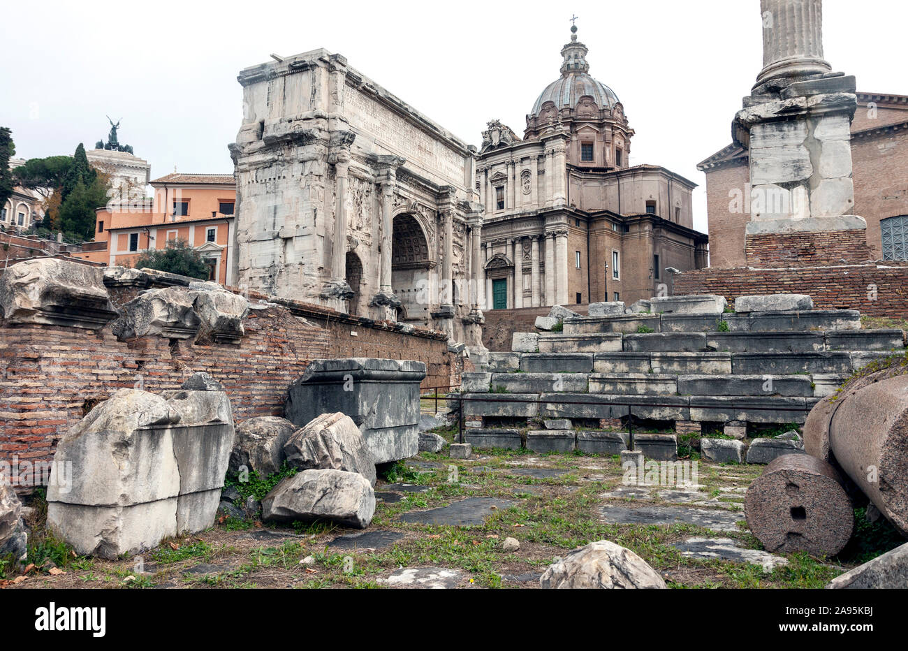 Rovine dell antico foro romano, storici antichi di architettura a Roma, Italia Foto Stock