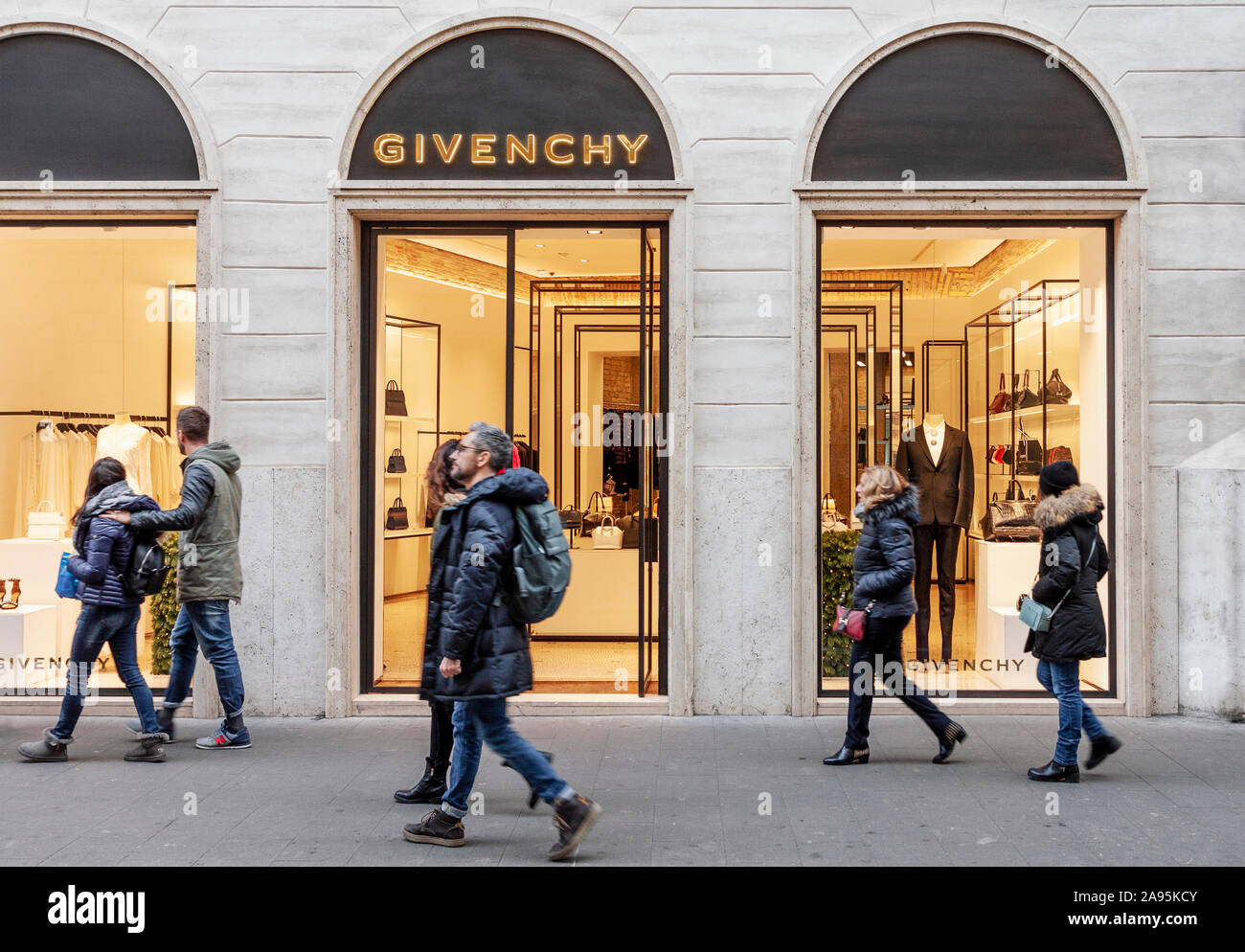Roma, Italia - 08 dicembre, 2017: Street View di Givenchy di lusso casa di moda ingresso del negozio e la finestra di visualizzazione con la marca di digital signage e passaggio di persone Foto Stock