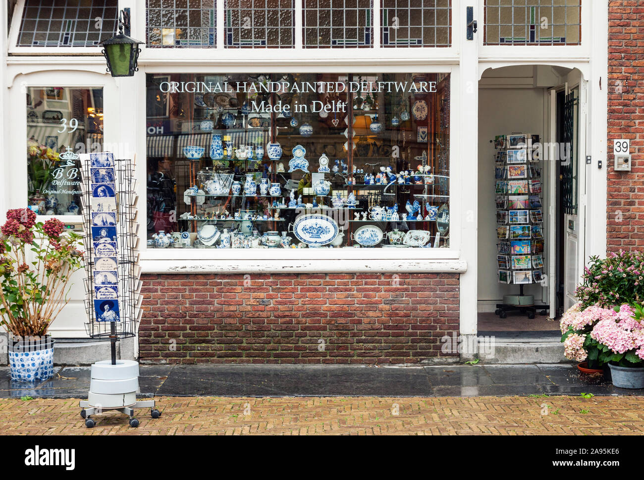 La finestra di visualizzazione tradizionali olandesi dipinte a mano negozio di ceramiche di Delft, Paesi Bassi Foto Stock