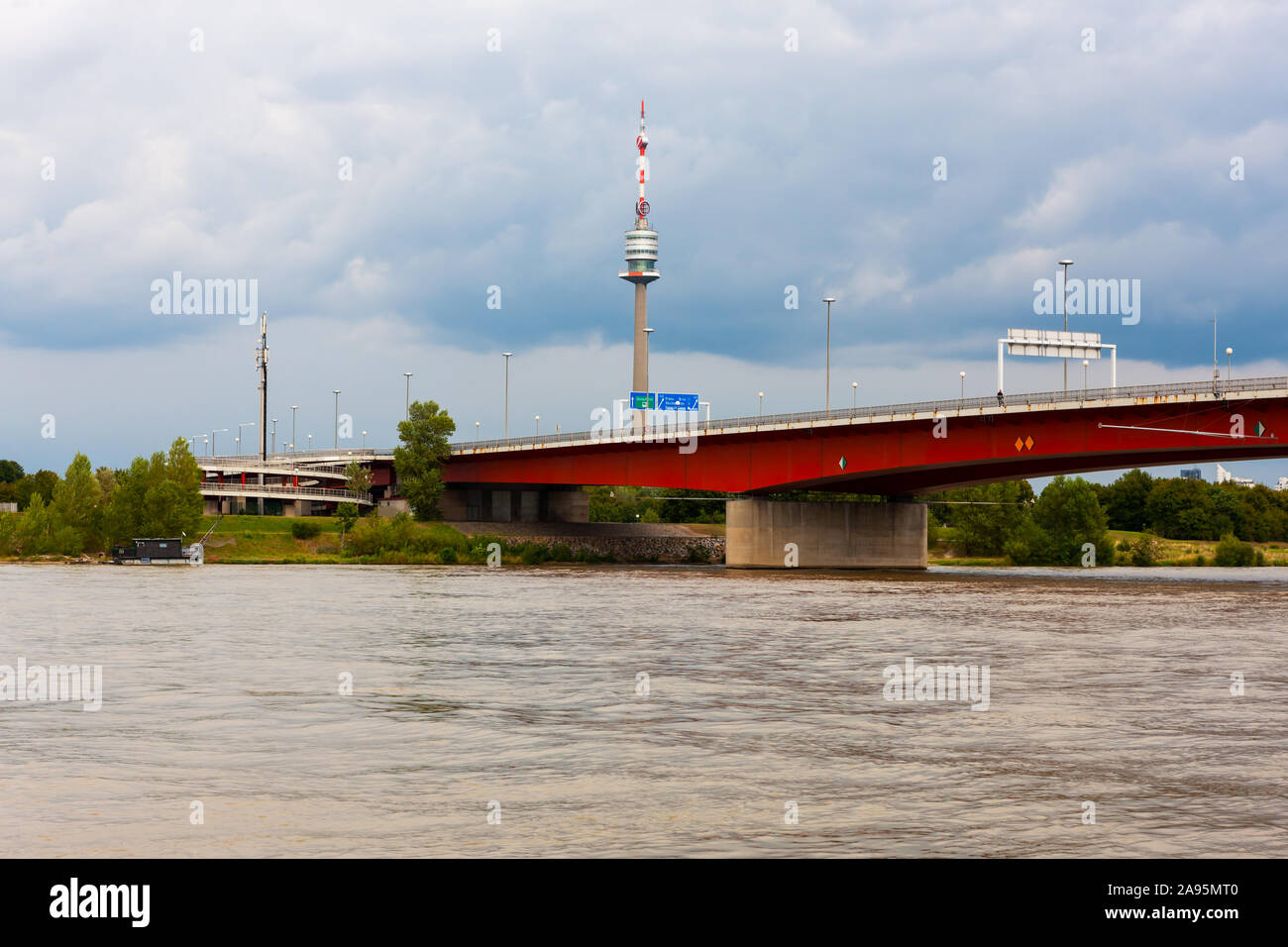 Brigittenauer ponte attraverso il Fiume Danubio prima della torre di vedetta, Vienna, Austria Foto Stock