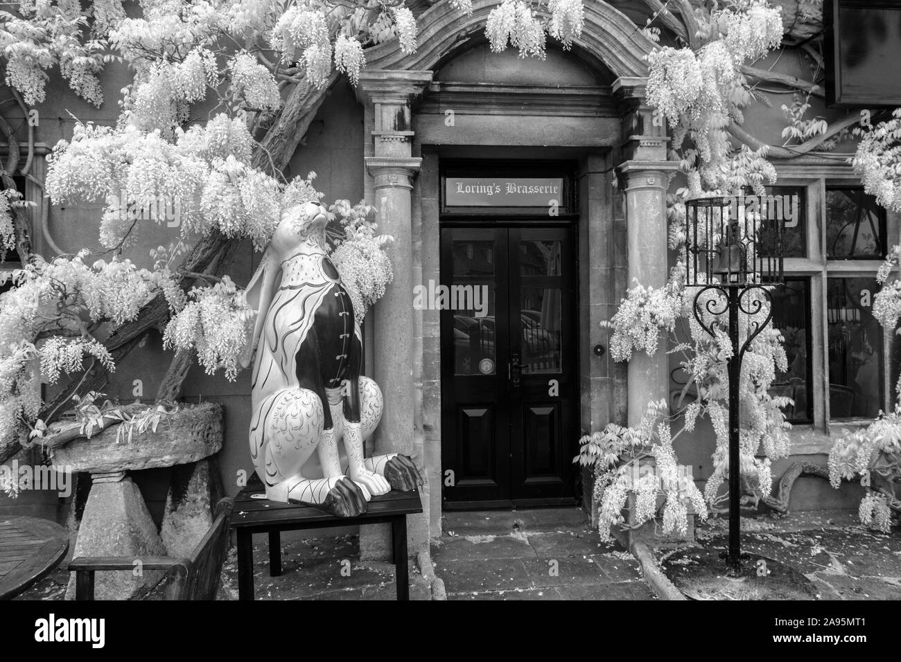 La Old Bell Hotel a Malmesbury, Wiltshire in bianco e nero. In inghilterra il più antico, e alcuni dicono più ossessionato, hotel. Foto Stock
